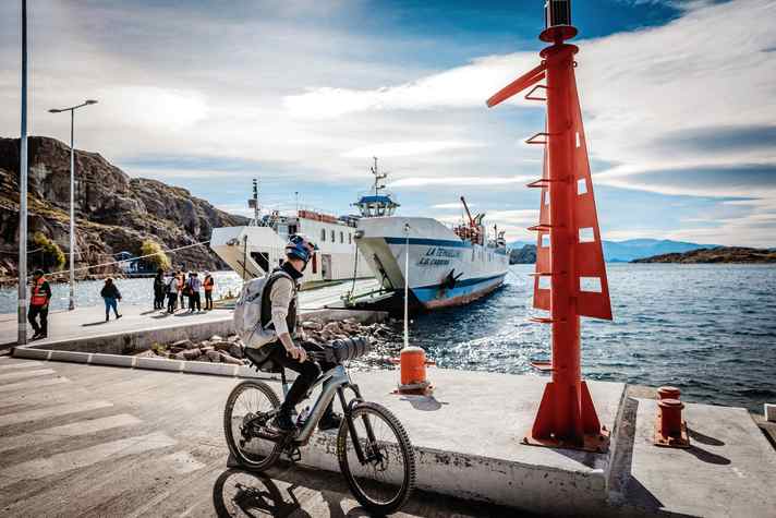 Eight hours by car around half the lake or step on the gas and catch the ferry. Sure: the latter, of course!