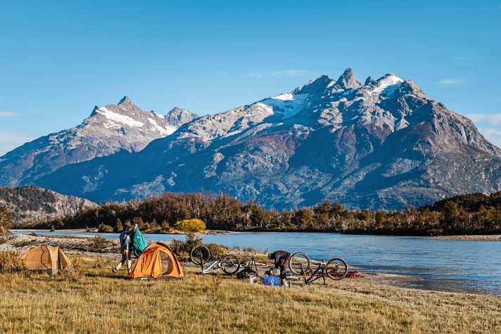 Pato überrascht uns bei Miraflores mit einer Nacht im Zelt. Was für ein sensationell schöner Platz.