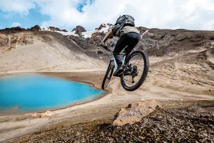 These colours: It feels like the glacial lake is glowing at an altitude of over 3000 metres. But we can tell from the effortless breathing that we are travelling at just over 1000 metres above sea level!