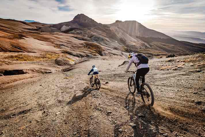 Beyond the national parks, the trails can be driven on. Our tyre tracks are quickly swept away by the Pacific wind.