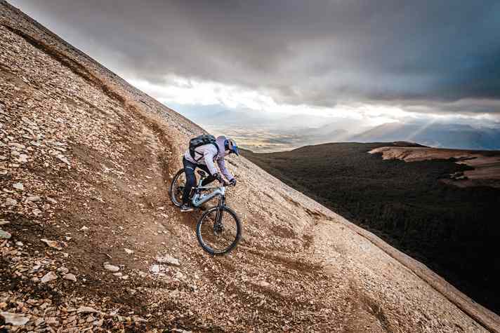 Tom Öhler learns to wedel on Patagonia's deep gravel slopes. In unchecked Pacific winds.