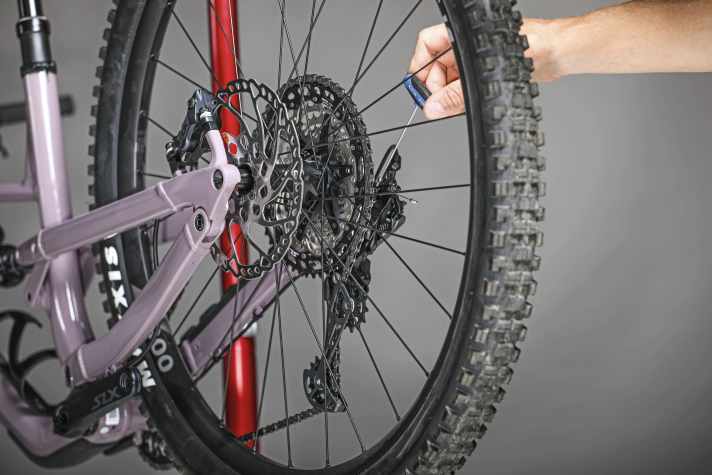 The distance between the derailleur cage and cassette is crucial for the correct functioning of the derailleur.