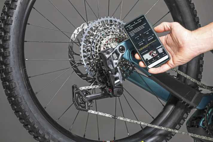 Nur über die Sram Datenbank „Full Mount Chain Length Guide” erfahrt ihr zuverlässig, welche Einstellparameter ihr für eure Sram Transmission braucht.