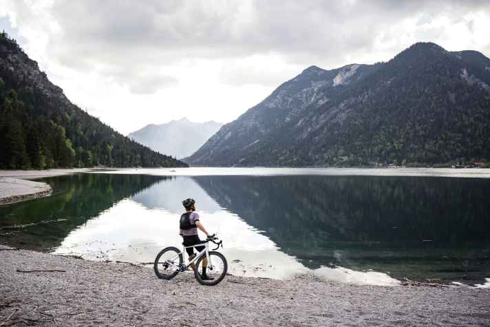 Schöne Aussicht, schönes Gravelbike. Hier das Cervélo Áspero - das es auch in unsere Top 10 geschafft hat.