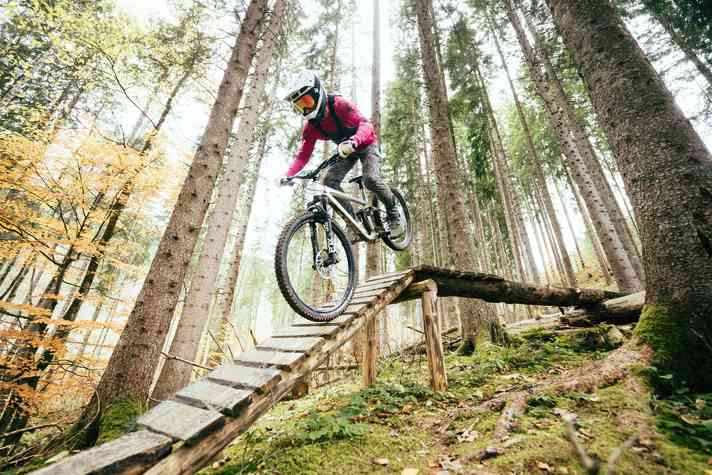 Der Sweet Protection Fixer Carbon Mips mit der Sweet Protection Durden Google.