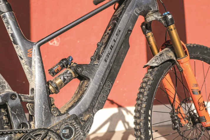 Der 4-Link-Swingarm des Bills E-MTB Fullys kommt aus dem Motorrad-Rennsport und sorgt in Verbindung mit dem Fox Float X Dämpfer mit Piggyback für starke Laufruhe auch in wildem Gelände.