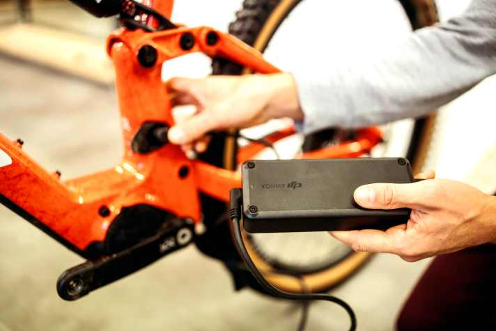 The quick charger for the Avinox system charges around twice as fast as a classic Bosch charger. Real added value!