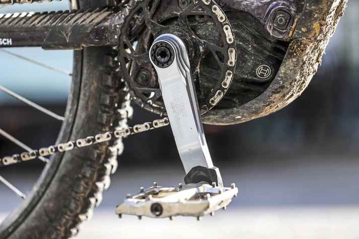 Zum zweiten Mal im Dauertest knickt ein Whyte-Kurbelarm ein – ein Pedaltreffer auf der Wurzel, und die rechte Kurbel eiert wie frisch aus dem Toaster. Klar, die Kurbel soll als Sollbruchstelle den Motor schützen. Aber so butterweich? Nein danke. Jetzt werkelt ein Satz robuster E*thirteen-Helix-Race-Kurbeln am Bike. Mal sehen, ob die mehr aushalten.