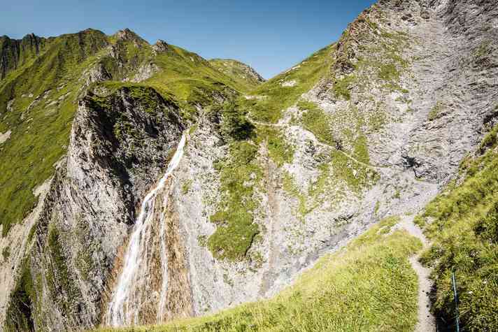 The gorge trail down to Samnaun is a tough one. Even professionals descend in some passages. There is a key section with an acute risk of falling (tour 1).