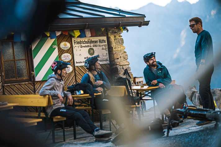 Nach dem Frühstück hat man die Wahl: Enduro-Trail oder bequem auf der Schotterstraße wieder ins Tal.