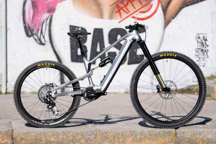 Super-Mullet könnte sich an Bikes mit mehr Federweg durchsetzen. Der neuste Prototyp des Alutech E-Pelmo kombiniert 32-Zoll-Vorderrad mit 27,5-Zoll-Hinterrad.