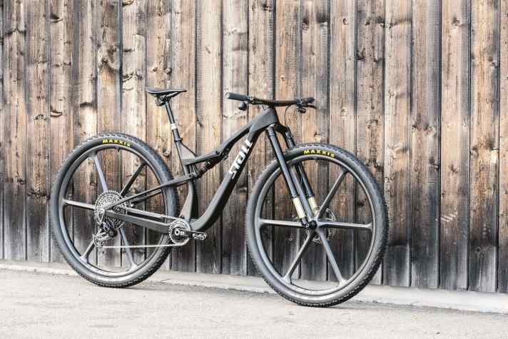 Der Schweizer Hersteller Stoll bringt das erste Carbon-Fully mit 32-Zoll-Laufrädern in Serie. Gefertigt wird der Serien-Rahmen in Deutschland.