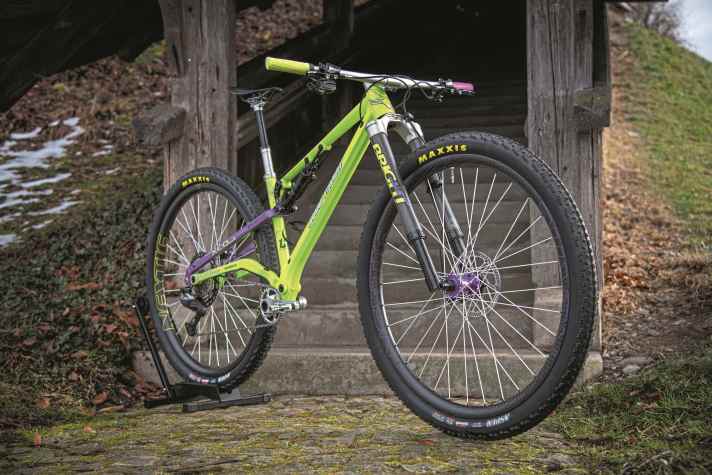 Both futuristic and classic in design, the Dead Rabbit XCO32 incorporates large wheels.