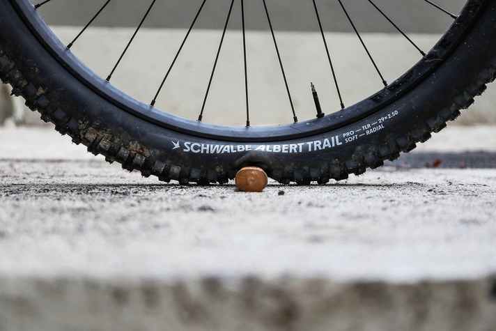 Die neue Radialkarkasse von Schwalbe passt sich super flexibel dem Untergrund an. Das verbessert Grip und Dämpfung.
