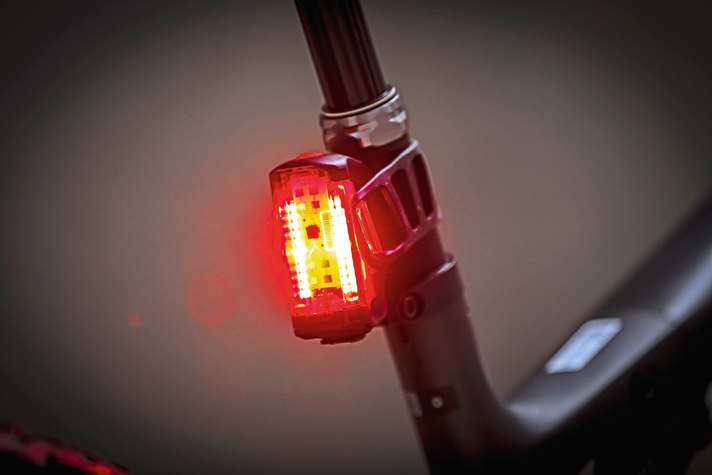 Das Radar-Rücklicht von Lezyne warnt nicht nur den Verkehr, sondern in Verbindung mit einem GPS-Gerät auch den Fahrer selbst vor nahenden Fahrzeugen.