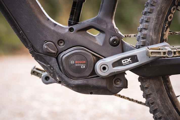 Power-Motoren wie der Bosch CX oder der DJI Avinox liefern hohe Maximalleistungen und bäriges Drehmoment. Das garantiert Fahrspaß in steilen Anstiegen und hilft müden Beinen auf langen Touren.