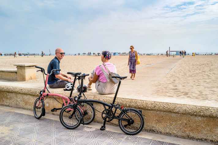 Am Stadtstrand Malvarrosa kann der Tag entspannt ausklingen