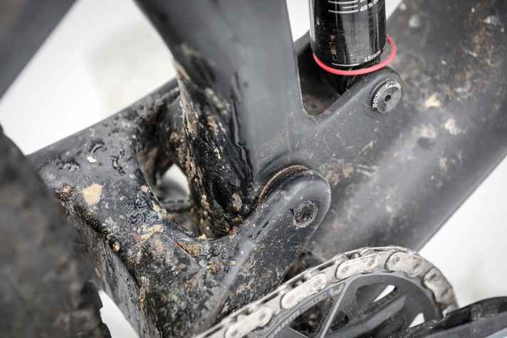 Visual defect: The main bearings in the frame started to rust early on, but still turn smoothly.