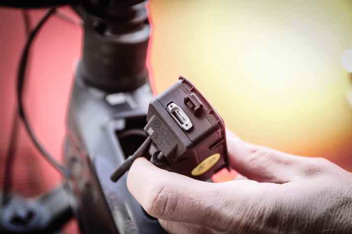 In den DJI-Controller passt eine SIM-Karte. So lässt sich das Bike im Falle eines Diebstahls orten.