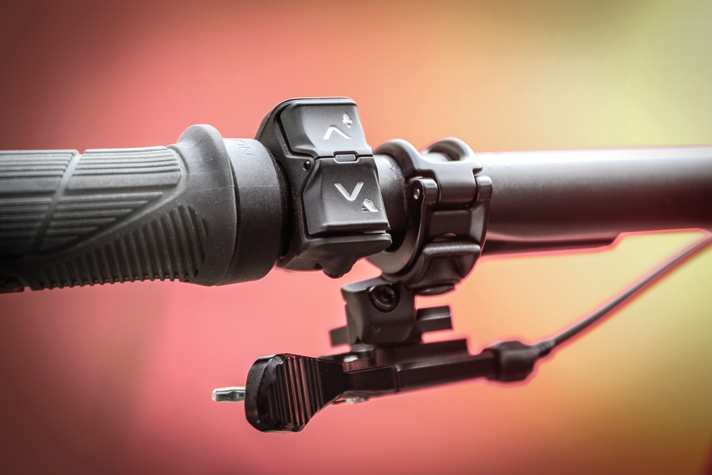 Die Tasten des kabellosen DJI-Drückers schalten knackig und definiert, das Display kann nur über einen zweiten Drücker am rechten Griff bedient werden.