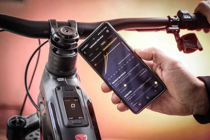 Both systems offer good apps. Downloading updates, fine-tuning the support levels and adjusting the display views to personal preferences - they both have it all.