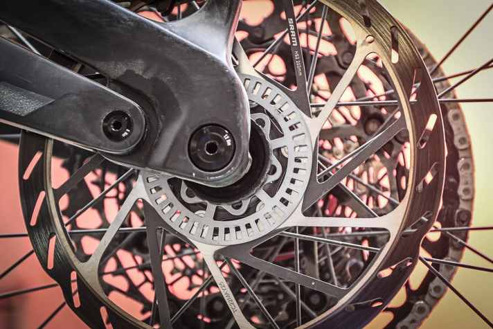 The perforated disc on the speed sensor provides a particularly fine resolution.