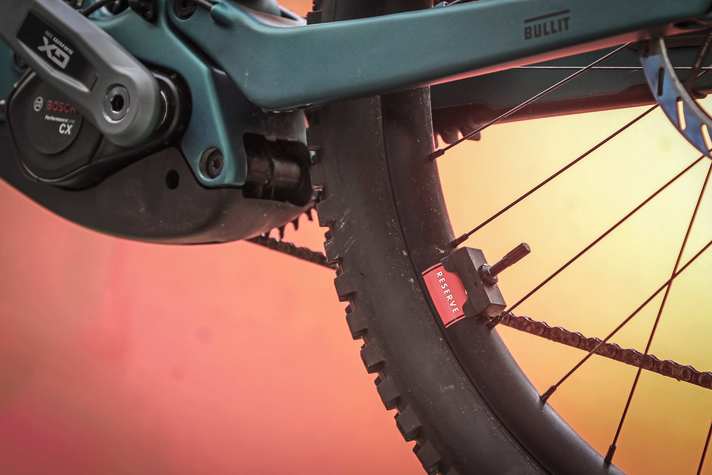 Der Bosch CX hat einen Geschwindigkeitssensor direkt im Motor. Das Signal kommt von einem Magneten am Ventil. So fällt ein separater Speedsensor, und damit ein anfälliges Bauteil, weg.