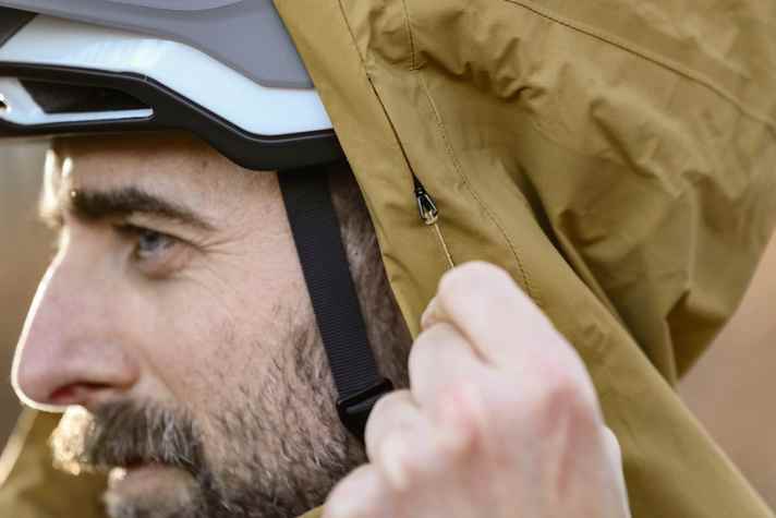 The generously cut hood extends over the helmet, but also works without a helmet thanks to extensive adjustment options.