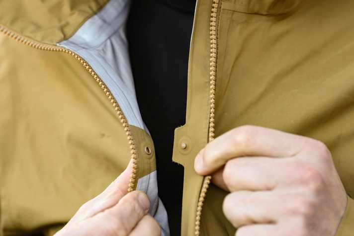 Ventilation is also provided: two bars on the front zip prevent the jacket from flapping when the zip is open.