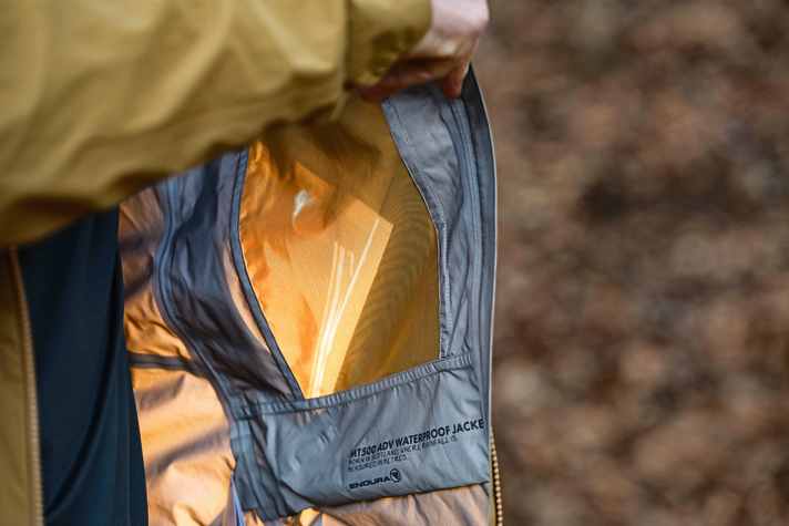 Fresh air also gets into the jacket via the front pockets. However, the many ventilation options are also necessary - the Endura quickly gets sweaty on the climbs.
