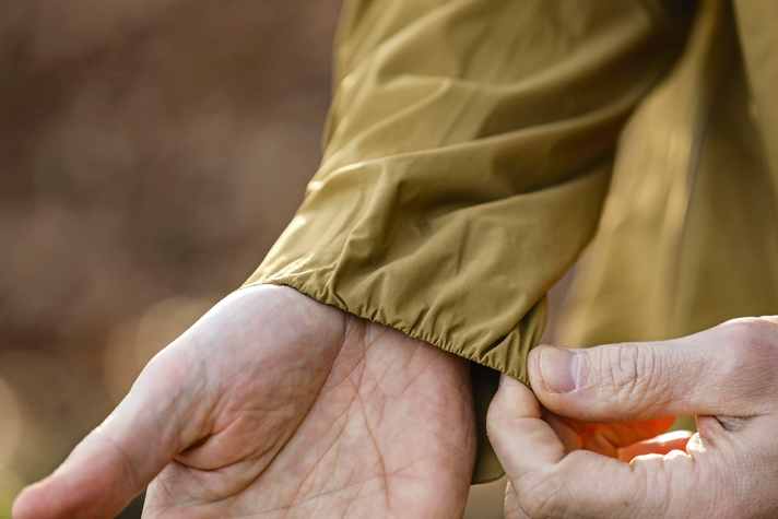 The stretchy cuffs close neatly at the wrists and prevent water from penetrating.