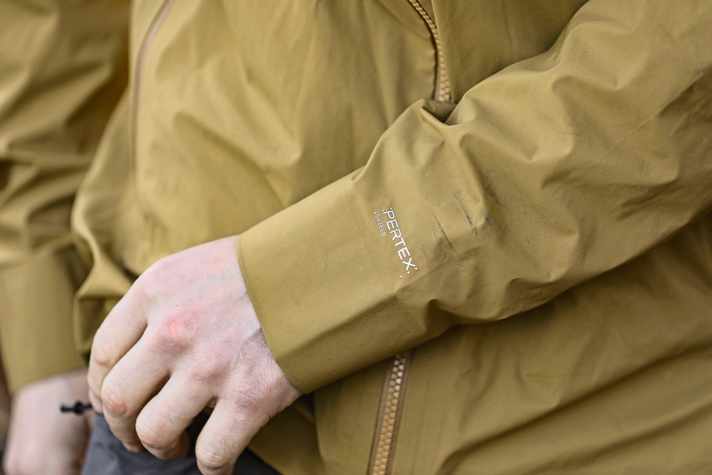 The three-layer Pertex Shield material is reliably waterproof thanks to its 20,000 water column. The long sleeves with small flaps close the gap to the gloves.