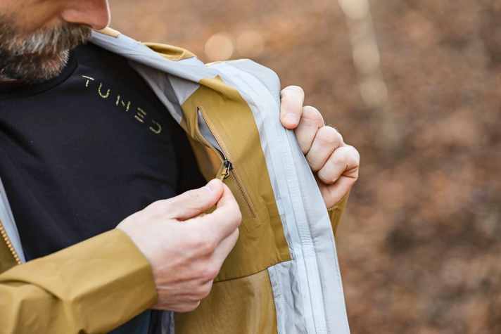 Also important: the inside breast pocket for your smartphone or other valuables.