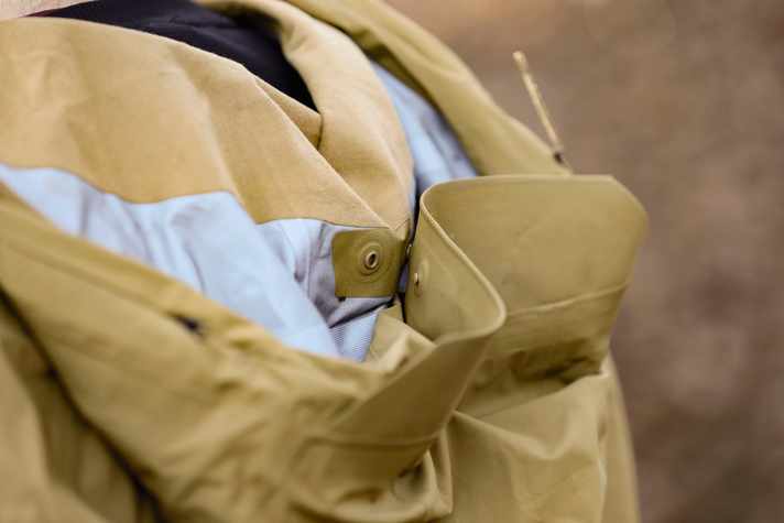 When the hood is not in use, it can be fastened with a press stud to prevent it from flapping.