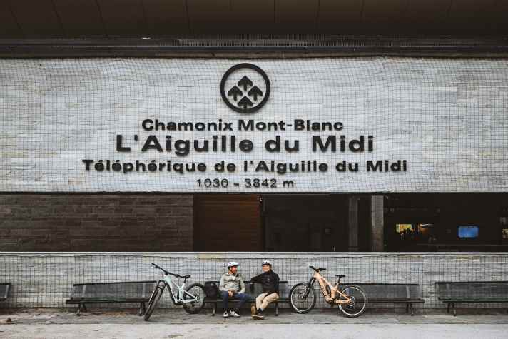 Take the cable car up to 3842 metres - the highlight in Chamonix. You can only go higher by lift to the Kleine Matterhorn (3883 m).