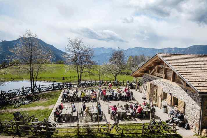 A sunny spot: you won't want to leave the sun terrace of the Cisloner Alm. But a beautiful descent into the Adige Valley is calling.