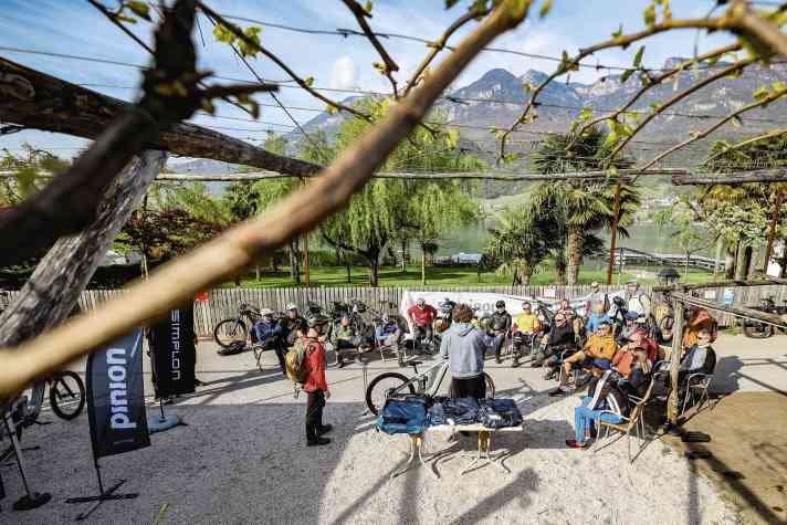 Introduction to the brand new equipment: At the EMTB Trail Camp at Lake Kaltern you also learn a lot about the latest technology.