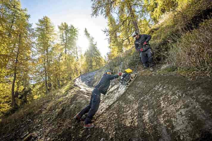 Have the most to do after an enduro race or a long weekend: Makke and Monty compacting.
