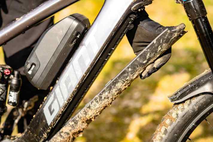 Das Reign E+ zeigt volle Variabilität bei der Batterie. Der 580er-Akku ist schnell entnommen, optional gibt's auch einen Range Extender als Zubehör, der aufs Unterrohr passt.