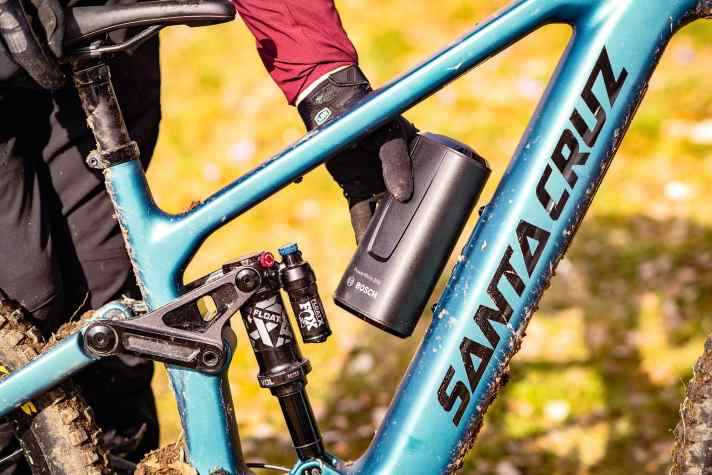 If the permanently installed 600 Wh battery is not enough, the optionally available range extender from Bosch (250 Wh) can be clicked onto the top tube.