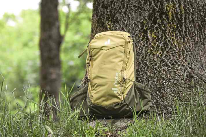 Der neue Attack von Deuter sitzt komfortabler und sicherer als je zuvor und schützt den Rücken auf Trail-Abenteuern und Bikepark-Einsätzen.