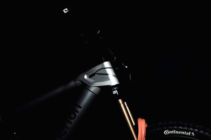 The frame is made of 7075 aluminium for better durability. As is typical of Atherton bikes, the tubes are held together by milled aluminium sleeves.