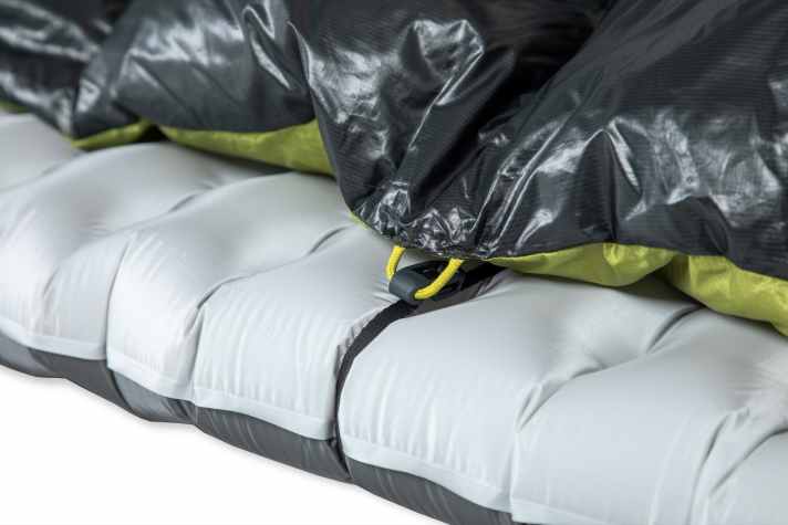 Dank Befestigungssystem soll der Nemo Pulse Quilt Schlafsack auf der Isomatte nicht verrutschen.
