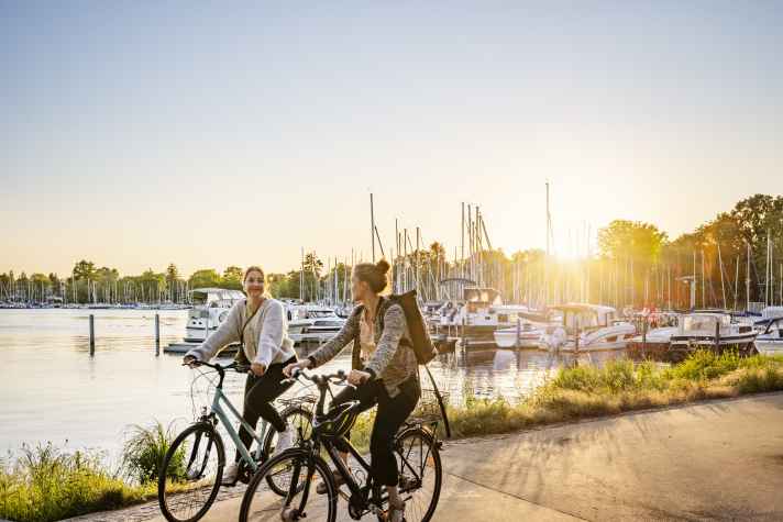 Mit dem Leihrad die Stadt und das Umland entdecken: Zum Beispiel auf einer Tour in den Erholungspark Scharfe Lanke in Spandau