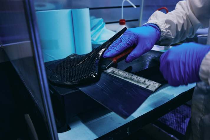 Einzelstück: Behutsam wird das gedruckte Polster aus dem 3D-Drucker entnommen.