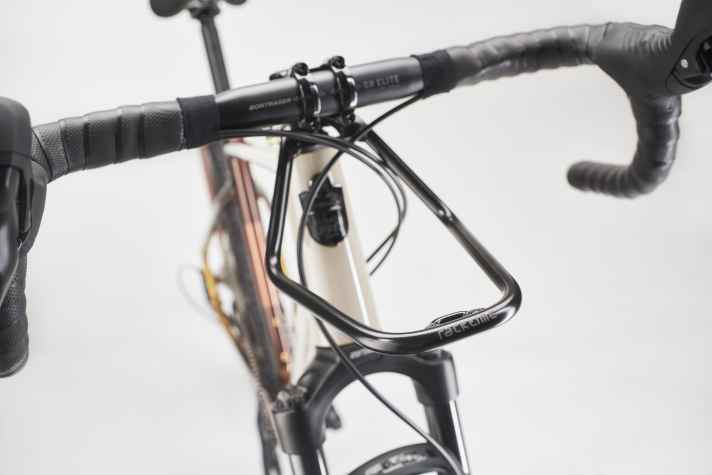 L'édition limitée du Gravelbike Diamant est déjà entièrement équipée : même un petit porte-bagages se trouve sur le guidon.