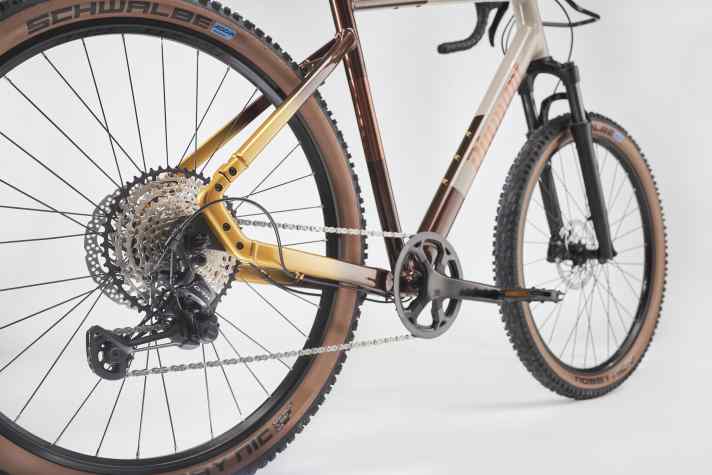 Thick tyres: The grippy MTB tyres from Schwalbe are 2.4 inches or 62 mm wide. The frame can be split at the rear right dropout, and a belt drive could also be installed.