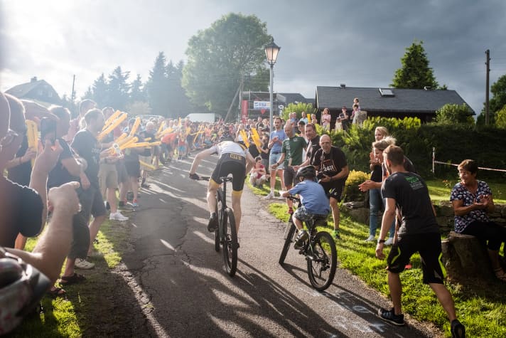 Kultrennen am Vorabend des eigentlichen Kultrennens: Der Bergsprint am Alp de Wettin. Zweikämpfe, Menschenmassen und ohrenbetäubende Beats.