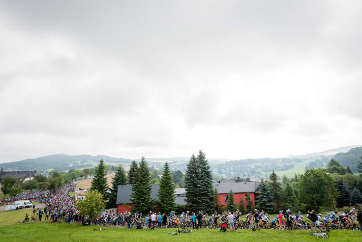 The start of the EBM on the Wettiner Höhe above Seiffen. After an introductory lap of around 10 kilometres, the riders set off on the classic, almost 30-kilometre circuit, which is ridden once, twice or three times depending on the distance booked
