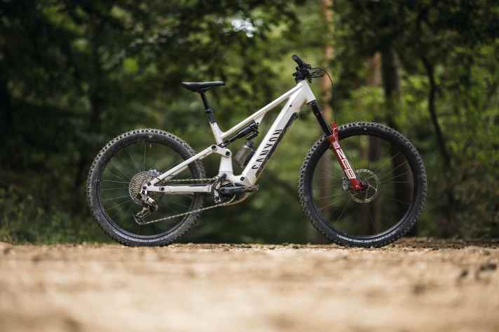 Günstig Gas geben: Für 5499 Euro kommt das Canyon Neuron:On AL CLLCTV mit top robuster Ausstattung, Mullet-Setup und aufgebohrtem Federweg.